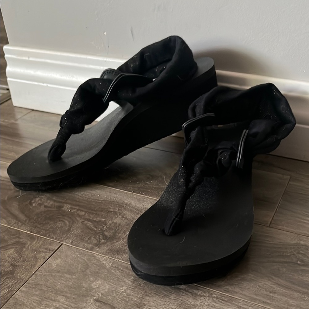 Sanuk Black Wedge Yoga Sandals with Adjustable Straps size 6